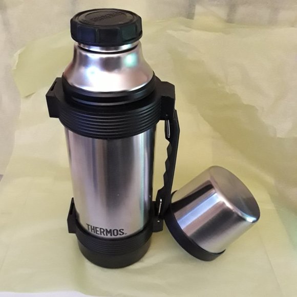 32 OUNCE THERMOS - STAINLESS AND HARD PLASTIC PRE-OWNED - BUDGET PRICED FOR YOU - Picture 1 of 3